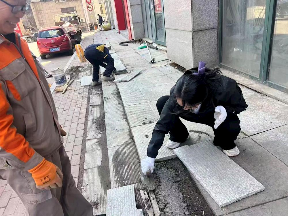 同心聚力修台阶 共建家园暖民心