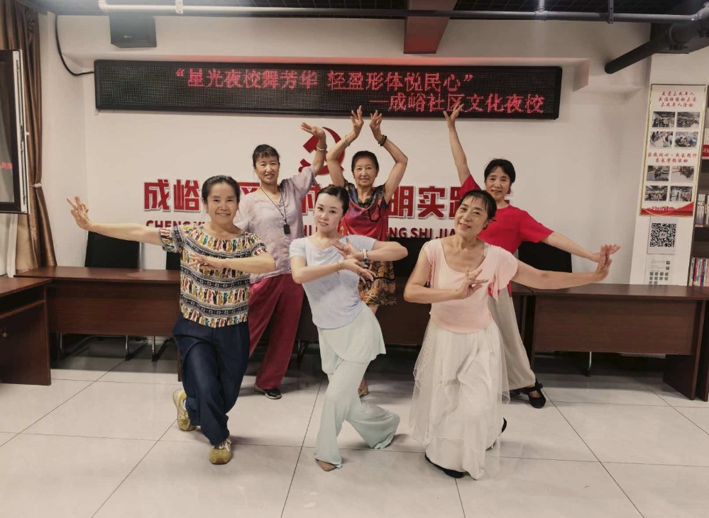 公益形体课堂舞动社区点亮缤纷夏夜